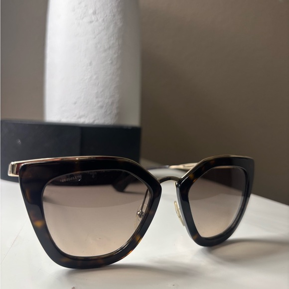 PRADA Tortoiseshell Cat-Eye Sunglasses - Brown Gradient Lenses